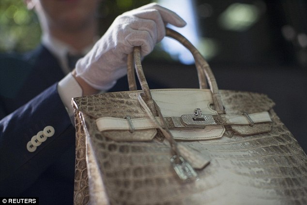 Chiêm ngưỡng chiếc túi Hermes Birkin đắt nhất hành tinh, giá 6,7 tỷ đồng - 5
Quá trình chế tác để nhuộm da cá sấu ở sông Nile trở thành màu trắng pha ghi và nâu với ý tưởng mô phỏng đỉnh núi Himalaya phủ đầy tuyết đã khiến cho chiếc túi trở nên đặc biệt.