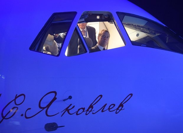 Nga “trình làng” máy bay chở khách tầm trung mới cạnh tranh với Boeing 737 - 3
Thủ tướng Medvedev ngồi thử buồng lái của MC-21 (Ảnh: Reuters)