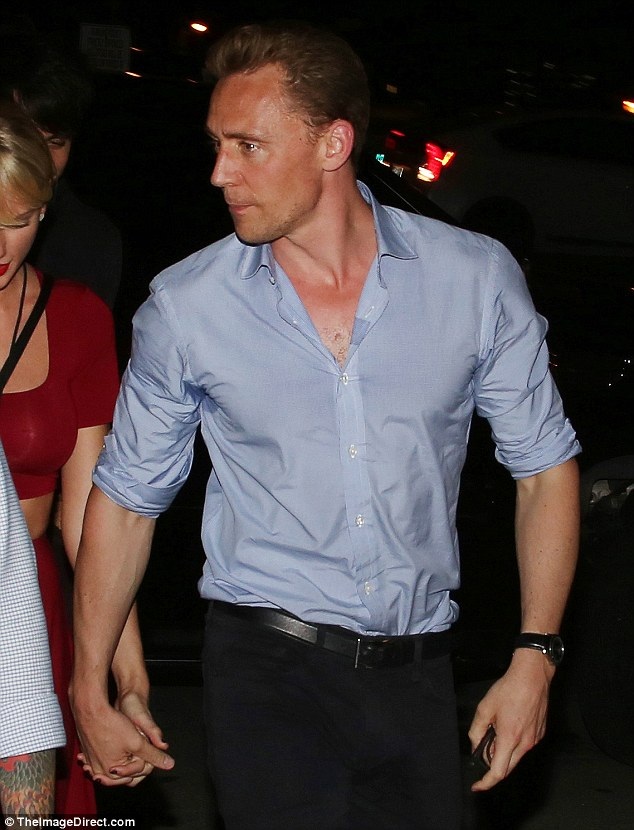 Taylor Swift dịu dàng nắm tay bạn trai mới - 14