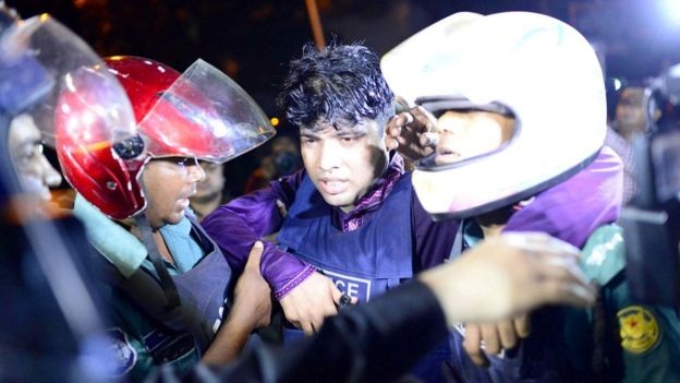 Tấn công khủng bố tại thủ đô của Bangladesh, 20 con tin bị bắt giữ - 4
Một bệnh viện ở Dhaka cho biết khoảng 30 cảnh sát đã bị thương trong vụ đấu súng với những kẻ tấn công (Ảnh: Reuters)