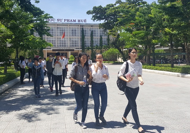 Đề Toán không dễ giật điểm 10, thí sinh bùi ngùi ra sớm - 15
Nhiều thí sinh kết thúc làm bài với thái độ tự tin. (Ảnh: Đại Dương)