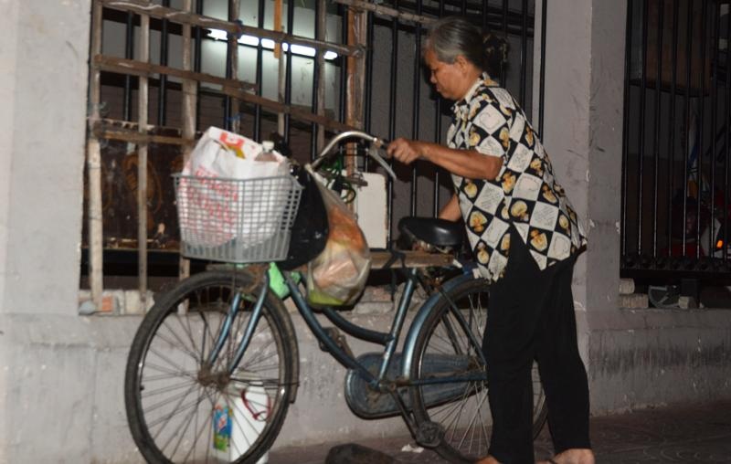 Trên đoạn đường ở Quận 1, có nhiều tiệm sửa xe nên thỉnh thoảng mới có vài người khách ghé chỗ bà bơm, vá xe. Chỉ khi đêm khuya, những tiệm kia đóng cửa, mới đông khách hơn. Khoảng 2 giờ sáng bà mới đạp chiếc xe cũ kĩ về nhà
