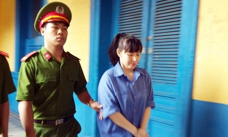 Bà Bạch Diệp bị lừa 2.666 cây vàng, nữ tỷ phú Huế trắng tay - 6
Phạm Thị Thủy Tiên sau phiên tòa.