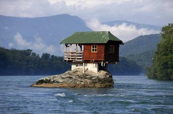 Căn nhà xinh đẹp này đã được xây dựng cách đây hơn 45 năm trên một tảng đá ở Serbia.