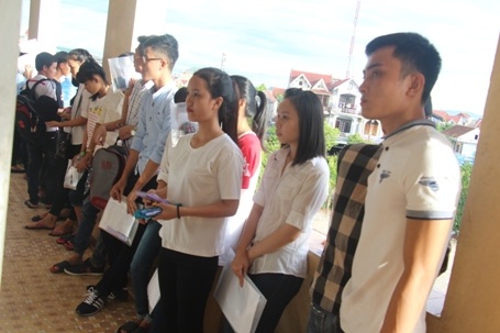 Các sĩ tử đứng trước phòng thi, hồi hộp căng thẳng chuẩn bị bước vào phòng thi