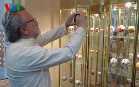 Thầy giáo dạy vẽ của Quỳnh thích thú ghi lại những tác phẩm bóng thêu của Quỳnh.