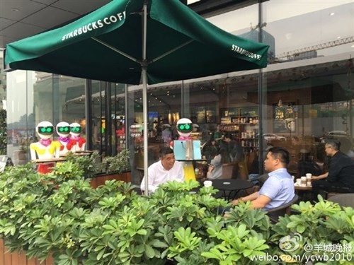 Đại gia đi mua sắm, cả dàn robot theo... xách đồ - 6 Đại gia đi mua sắm, cả dàn robot theo... xách đồ - 6