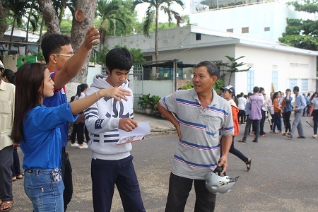 Tình nguyện viên hướng dẫn điểm thi cho thí sinh