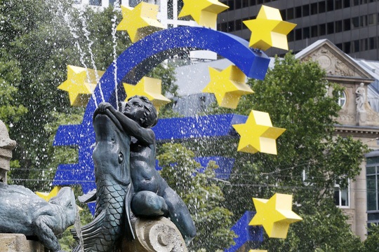 Những mặt hàng xuất khẩu độc chiêu của Triều Tiên - 6 “Đài phun nước thần tiên” ở TP Frankfurt – Đức. Ảnh: AP