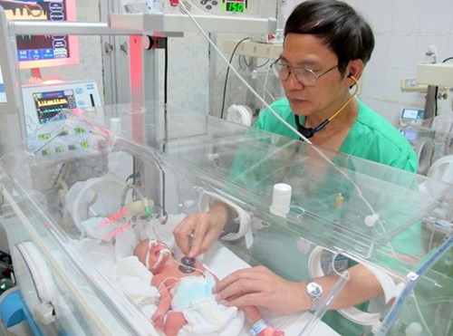 Khoảnh khắc đầu tiên và cuối cùng của người mẹ ung thư - 6 Chị Trâm kiên quyết không xạ, hóa trị, chấp nhận hy sinh để giữ con. Đến ngày 10/7, chị có biểu hiện suy hô hấp nặng nếu không được mổ thai ngay sẽ nguy hiểm đến tính mạng cả mẹ và con. Cuối cùng, 20h ngày cùng ngày với ekip bác sĩ gần 20 người đã mổ bắt con cho sản phụ Trâm