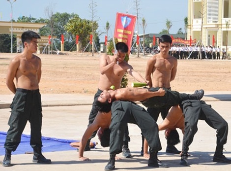 Cận cảnh khổ luyện của Cảnh sát Cơ động - 6 Cận cảnh khổ luyện của Cảnh sát Cơ động - 6