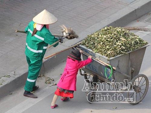 Xúc động hình ảnh em bé đi quét rác cùng mẹ trong ngày Tết - 6 Xúc động hình ảnh em bé đi quét rác cùng mẹ trong ngày Tết - 6