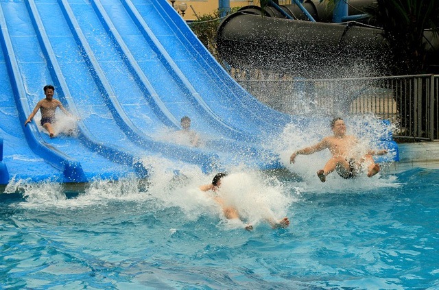 Xếp hàng dài mua vé giảm giá 80% vào Công viên nước Hồ Tây - 6