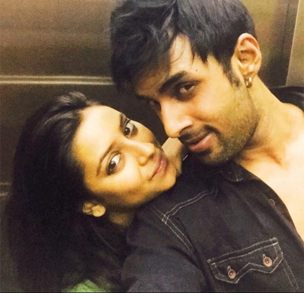 Tại sao "Cô dâu 8 tuổi" Pratyusha Banerjee tự vẫn? - 19
Theo báo giới Ấn Độ, Banerjee và bạn trai - Singh dự định làm đám cưới trong năm 2016 này. Bạn trai của ‘cô dâu 8 tuổi’ nói: “Sau khi ở bên nhau quá lâu trong bộ phim, tôi tin rằng, hai chúng tôi có thể sống bên nhau mãi mãi. Chúng tôi giống nhau và đồng điệu trong mọi chuyện, chính vì vậy, không bao giờ chúng tôi cãi cọ với nhau. Đó là điều giúp chúng tôi gắn bó hơn và thậm chí có thể đọc được suy nghĩ của nhau”.