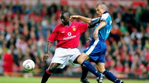 5 cầu thủ từng khoác áo cả MU và Man City - 3
Andy Cole (trái)