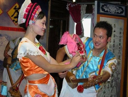 Những tập tục hôn nhân "độc nhất vô nhị" ở Trung Quốc - 6 Phụ nữ và đàn ông tộc người Bạch.
