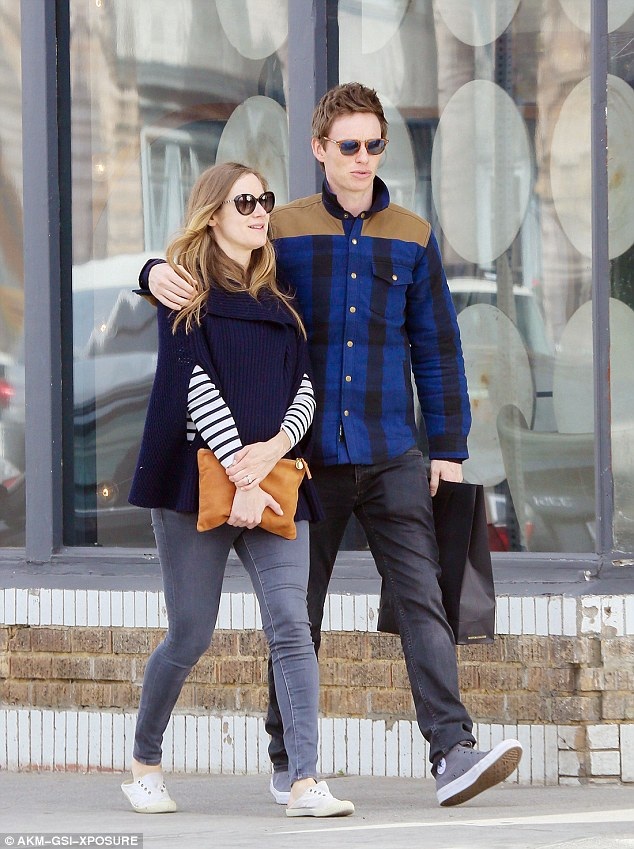 "Cô gái Đan Mạch" Eddie Redmayne nam tính khóa môi "bà xã" trẻ đẹp - 7
Eddie Redmayne và Hannah Bagshawe, một giám đốc bộ phận quan hệ khách hàng tại một công ty tài chính, làm đám cưới vào tháng 12/2014. Tới tháng 1/2016, hai người hạnh phúc xác nhận, họ sắp chào đón đứa con đầu lòng. Dự kiến, em bé sẽ chào đời vào tháng 6 năm nay.