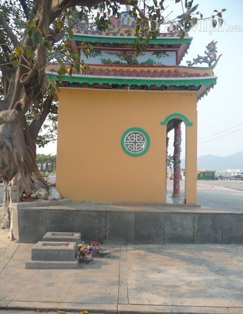 "Giải mã" ngôi miếu bí ẩn bên con đường đắt giá nhất Đà Nẵng - 5 Hai ngôi mộ nằm ven đường Bạch Đằng, ngay cạnh ngôi miếu.