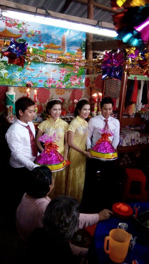 Đám hỏi có sự tham dự của nhiều quan khách