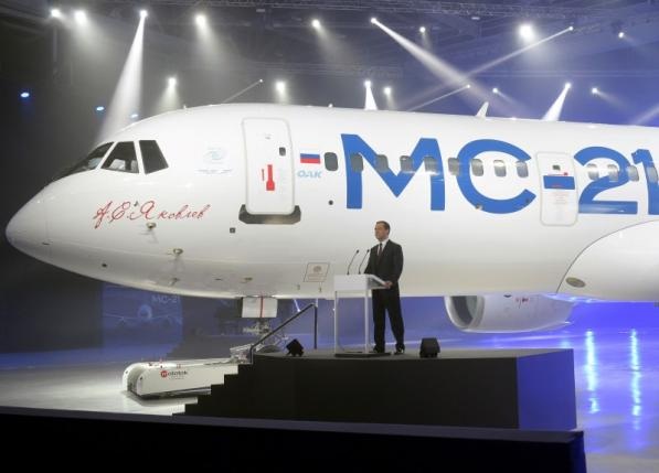 Nga “trình làng” máy bay chở khách tầm trung mới cạnh tranh với Boeing 737 - 2
Thủ tướng Nga Dmitry Medvedev phát biểu tại lễ ra mắt máy bay mới (Ảnh: Reuters)