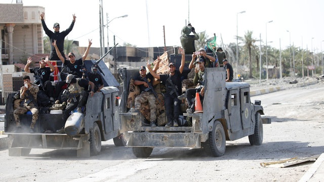 Iraq giành lại hoàn toàn thành phố Falluja từ tay IS, tiêu diệt 1.800 phiến quân - 1
Các binh sĩ Iraq ăn mừng chiến thắng trên đường phố Falluja (Ảnh: Reuters)