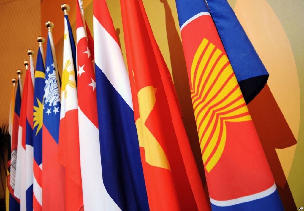 Báo Nhật: ASEAN không ra tuyên bố chung về phán quyết của tòa trọng tài - 1
Quốc kỳ của ASEAN và các quốc gia thành viên (Ảnh: AP)