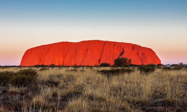 10 tour du lịch hấp dẫn hàng đầu thế giới - 7
Hoàng hôn ở Uluru.