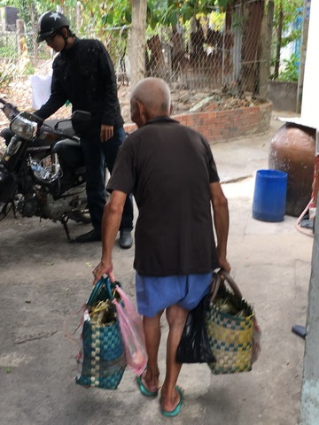 
Bước đi liêu xiêu vào xóm nhỏ
