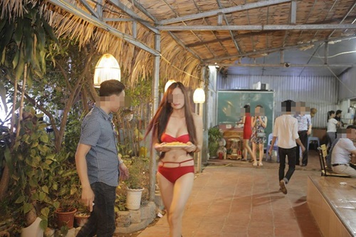 Quán ăn Hà Nội cho nhân viên mặc bikini phục vụ bàn - 7 Quán ăn Hà Nội cho nhân viên mặc bikini phục vụ bàn - 7