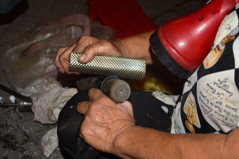 Có nhiều vị khách không may hỏng xe dọc đường nhưng lại quên mang theo tiền, bà Gái vẫn nhiệt tình sửa giúp rồi cho nợ. Nếu ai nhớ thì hôm sau ghé qua trả còn không thì bà cũng coi như giúp người khi hoạn nạn. Cũng có nhiều người chỉ bơm xe nhưng thương hoàn cảnh của bà nên trả 20 - 50 nghìn