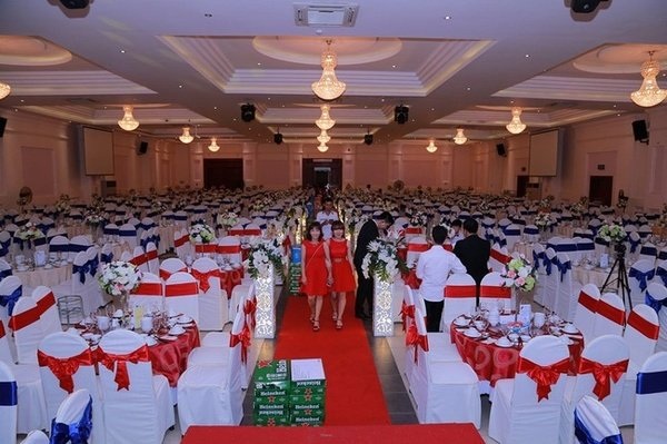 Khung cảnh bên trong buổi tiệc cưới