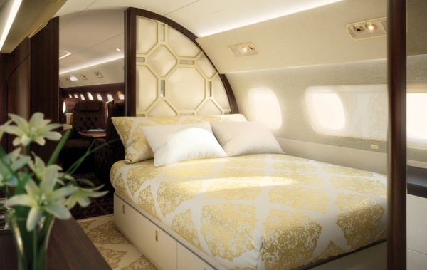 Giường ngủ có cửa sổ nhìn ra bên ngoài để ngắm sao vào ban đêm.