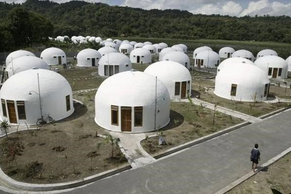 70 ngôi nhà mái vòm này được xây dựng cho dân làng bị mất nhà cửa sau một trận động đất ở thành phố cổ Yogyakarta của Indonesia. Các mái vòm được làm bằng đá nguyên khối và có thể chịu được động đất và gió lên đến 190 mph.