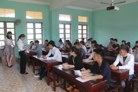 
Đúng 8h, các thí sinh vào phòng thi để làm thủ tục thi đồng thời các cán bộ coi thi đọc các quy định trong trong phòng thi và lúc làm bài thi. (Ảnh: Xuân Sinh)
