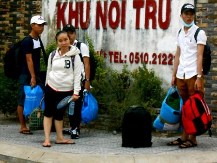 Chờ nhau để ra bến xe buýt
