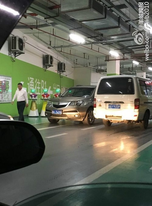 Đại gia đi mua sắm, cả dàn robot theo... xách đồ - 7 Đại gia đi mua sắm, cả dàn robot theo... xách đồ - 7