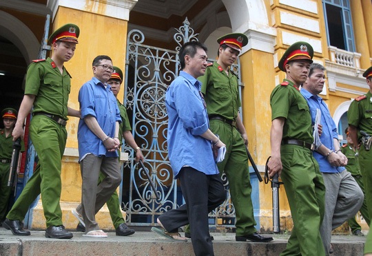 Các bị cáo trong vụ tham nhũng ở Agribank Chi nhánh 6 được dẫn giải sau khi kết thúc phiên tòa
