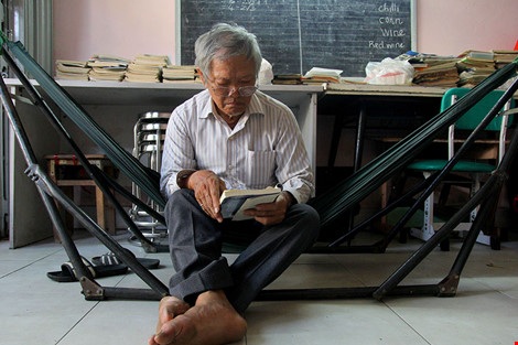 Vợ chồng giáo viên hơn 20 năm dạy miễn phí cho học sinh nghèo - 7 Khi con cái đã lớn khôn, hai vợ chồng giáo viên lấy công việc dạy học trò làm niềm vui sống mỗi ngày. Những lúc rảnh rỗi, thầy Nguyễn Phan lại đọc thêm sách để dạy học trò nhiều cách giải hay.