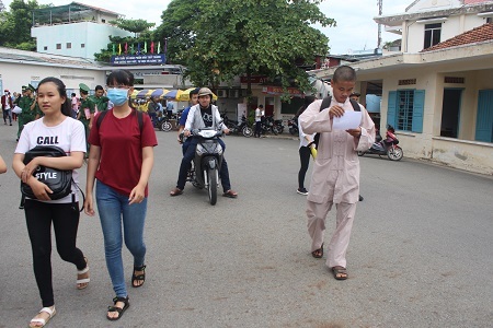 Một nhà sư đi thi tại trường ĐH Nha Trang sáng nay