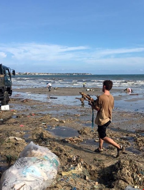 Hàng chục du khách nước ngoài tự nguyện dọn rác ở Mũi Né - 5 Hàng chục du khách nước ngoài tự nguyện dọn rác ở Mũi Né - 5
