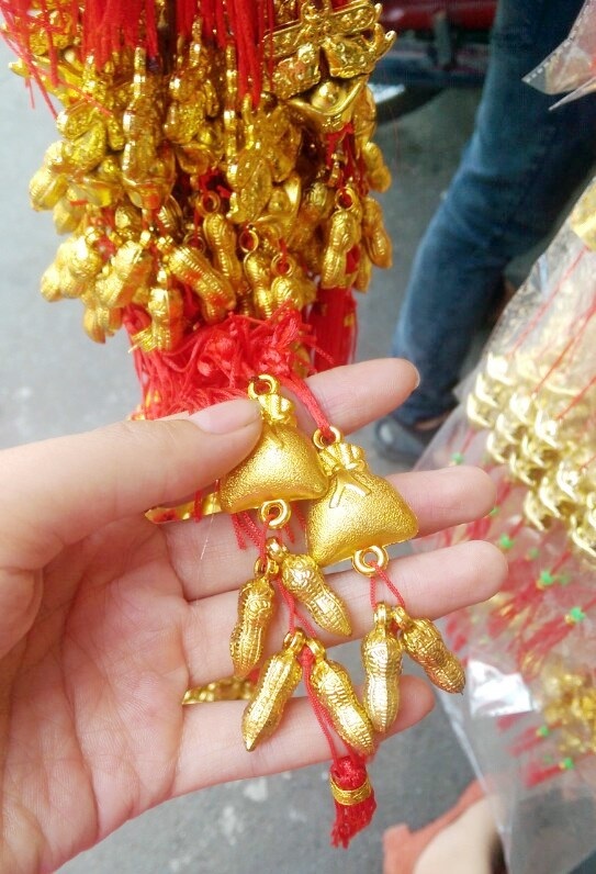 Thị trường mùa Tết: Hàng Trung Quốc tràn ngập - 7
Dây trang kim được bán lẻ với giá 10.000 – 20.000 đồng/dây. Nếu bán sỉ, giá bán theo bịch đóng sẵn khoảng từ 50.000 -150.000 đồng/bịch tùy loại và số lượng (Ảnh: PD)