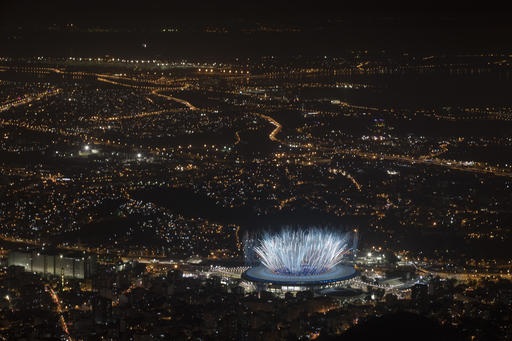 Lễ khai mạc Olympic 2016: Rực rỡ sắc màu, ánh sáng - 11
Maracana lại rực rỡ trong những màn pháo hoa sau lời tuyên bố khai mạc thế vận hội của ông Michel Temer