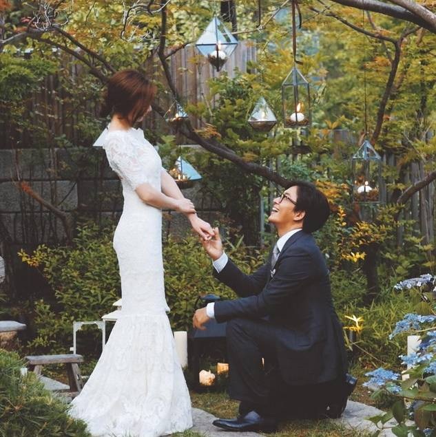 “Bà xã” Bae Yong Joon lộ diện lần đầu sau thông báo “bầu bí” - 2
Bae Yong Joon và Park Soo Jin tổ chức đám cưới vào tháng 7 năm ngoái.