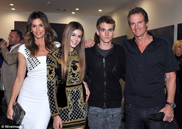 Cindy Crawford – Hành trình của một siêu mẫu đẳng cấp - 20
Cindy kết hôn với người mẫu Rande Gerber vào năm 1998 và có với nhau hai mặt con, một trai và một gái. Trước đó, siêu mẫu nổi tiếng thế giới từng có một cuộc hôn nhân ngắn ngủi với nam diễn viên Richard Gere từ năm 1991 tới năm 1995.