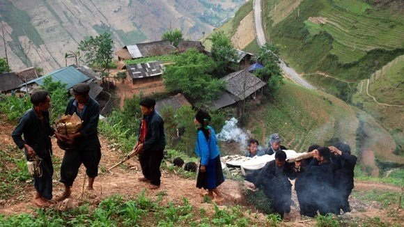 Rùng rợn và kinh hãi hủ tục mai táng "có một không hai" - 8 Rùng rợn và kinh hãi hủ tục mai táng "có một không hai" - 8