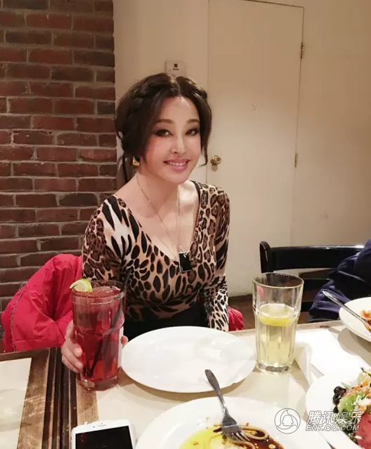 Kinh ngạc trước vẻ ngoài trẻ trung của mỹ nhân 65 tuổi Lưu Hiểu Khánh - 9
Sau khi kết hôn vào năm 2013, Lưu Hiểu Khánh càng thêm trẻ trung và xinh đẹp. Bà hiện còn kinh doanh trong lĩnh vực spa chăm sóc sắc đẹp.