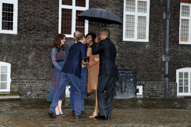 Hoàng tử bé nước Anh mặc đồ ngủ gặp Tổng thống Obama - 10
Vợ chồng Hoàng tử William và Hoàng tử Harry ra cổng cung điện đón các vị khách quý.