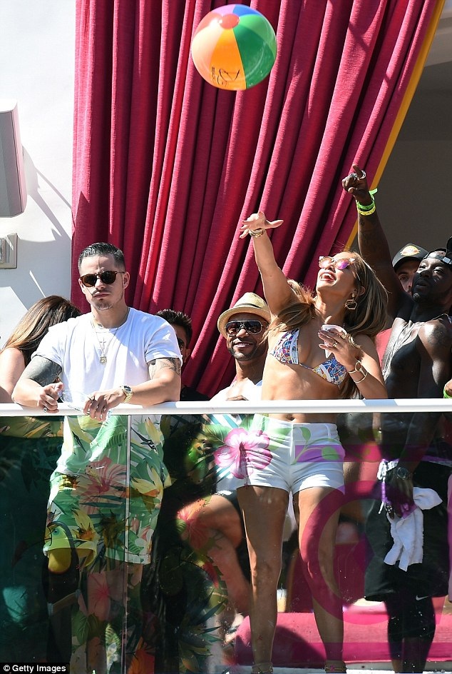 Mỹ nhân U50 Jennifer Lopez hừng hực bên bồ trẻ - 8 Mỹ nhân U50 Jennifer Lopez hừng hực bên bồ trẻ - 8