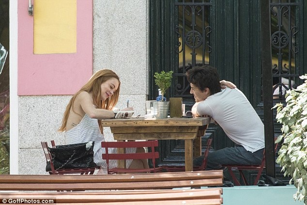 
Vài năm trở lại đây, khi chuyển tới sống tại London, Anh, sự nghiệp của Lindsay hầu như không có nhiều chuyển biến nhưng đổi lại, cuộc sống của cô trở nên sạch sẽ và bình yên hơn.
