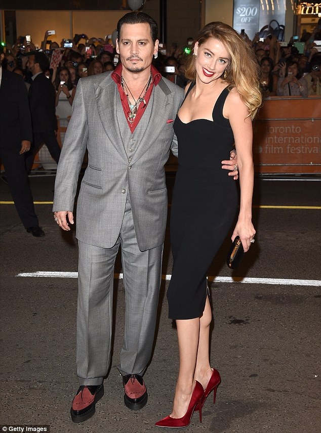 Amber Heard gầy rộc vì vụ ly dị với "cướp biển" Johnny Depp - 10
Johnny Depp hướng tới các con trong thời gian căng thẳng với Amber Heard. Anh ấy không nhớ gì tại Los Angeles ngoài các con, một nguồn tin chia sẻ.
